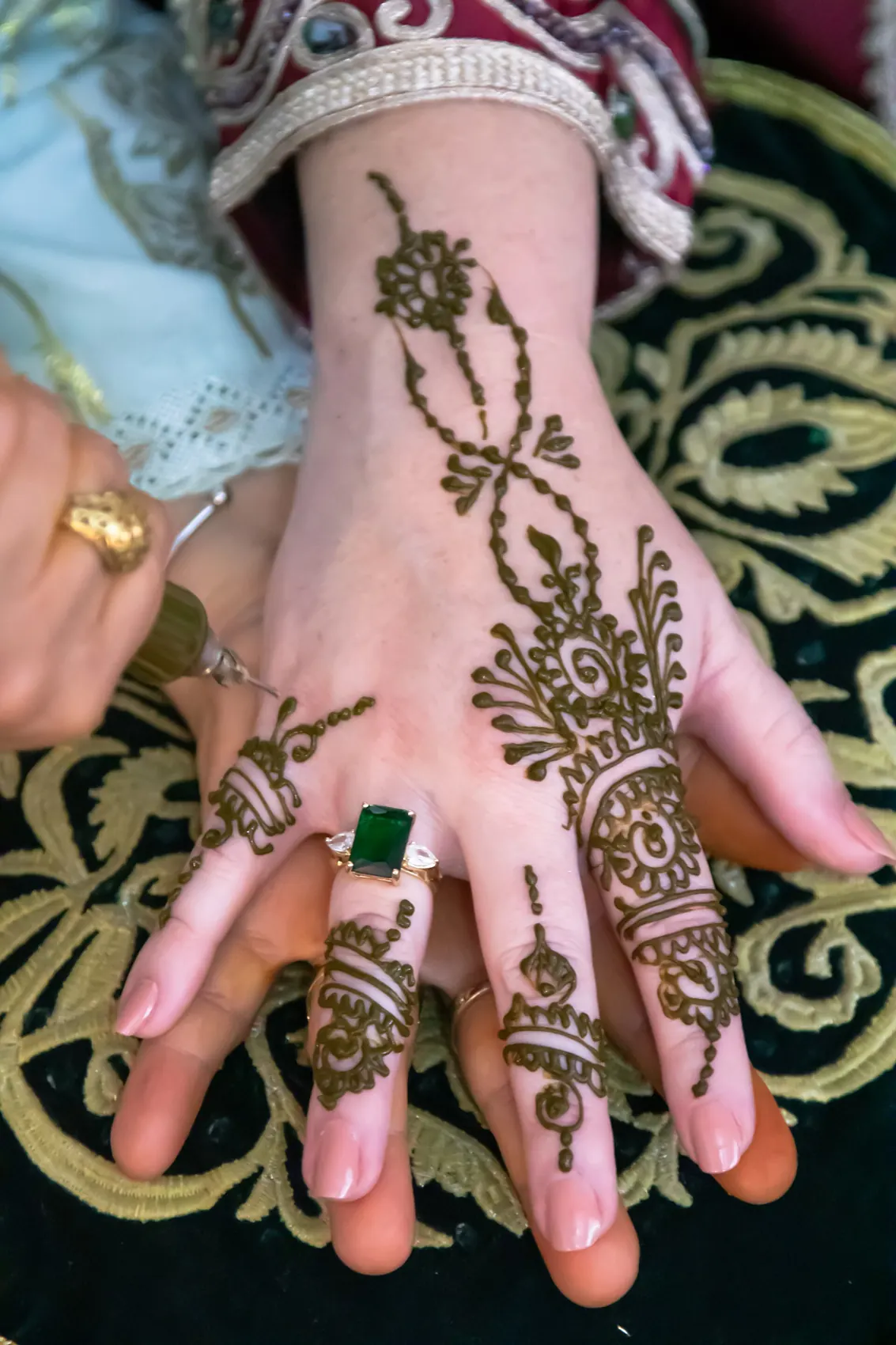نقش الحناء على يد عروس